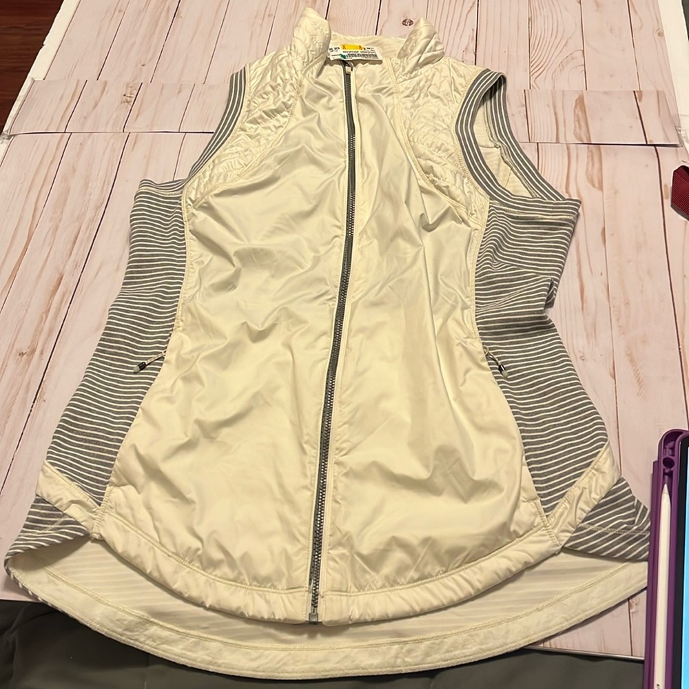 Lululemon cream gray striped vest with 2 zipper pockets and ear phone access - Picture 4 of 9
